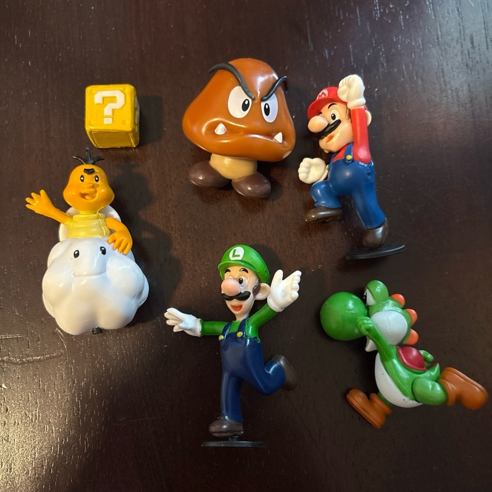 Super Mario Bros Action Figure Lot Nintendo Mario, Luigi, Goomba, Yoshi
